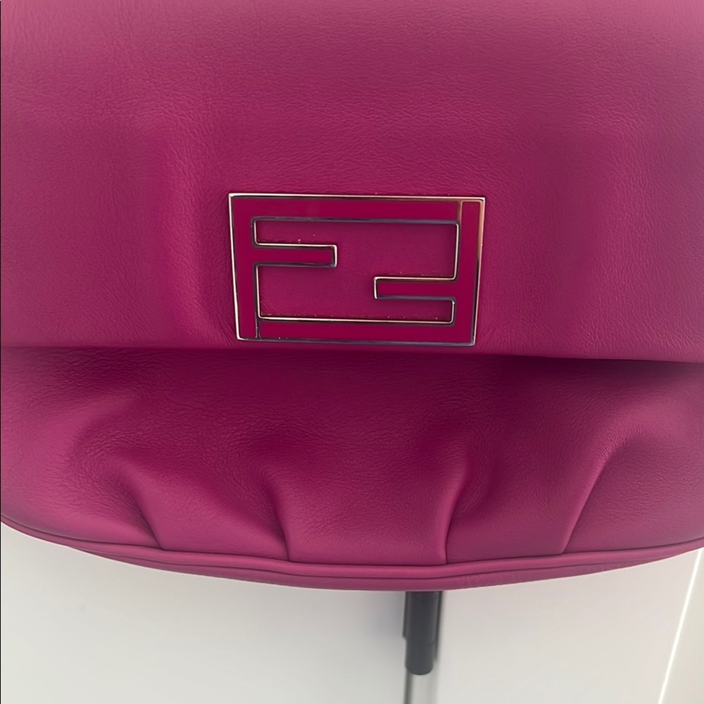 📍SOLD📍Fendi Magenta Shoulder Bag with Silver Chain Detail - Picture 6 of 14